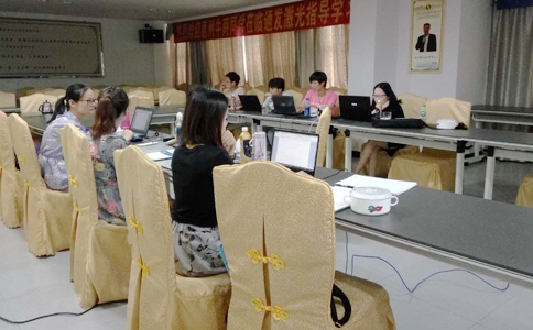  各家的客服美女真是巾幗不讓須眉啊，學(xué)習(xí)工作兩不誤